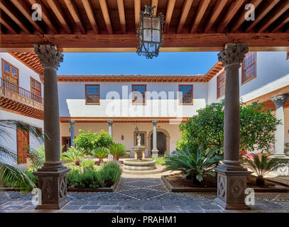 Teneriffa, SPANIEN - 20. August: (Anmerkung des Editors: Bild ist ein digital [High Dynamic Range, HDR] Composite.) Der Innenhof des Casa Salazar Haus in San Cristóbal de La Laguna am 20. August zu sehen ist, 2018 in Teneriffa, Spanien. San Cristóbal de La Laguna war die ehemalige Hauptstadt der Insel, und es ist Teil des UNESCO Weltkulturerbes. Stockfoto