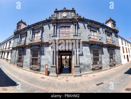 Teneriffa, SPANIEN - 20. August: (Anmerkung des Editors: Bild ist ein digital [Panorama] Composite.) Die Fassade der Casa Salazar Haus in San Cristóbal de La Laguna am 20. August zu sehen ist, 2018 in Teneriffa, Spanien. San Cristóbal de La Laguna war die ehemalige Hauptstadt der Insel, und es ist Teil des UNESCO Weltkulturerbes. Stockfoto