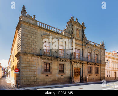 Teneriffa, SPANIEN - 20. August: (Anmerkung des Editors: ein Polarisationsfilter war für dieses Bild verwendet.) Das Palacio de Nava Palace in San Cristóbal de La Laguna am 20. August zu sehen ist, 2018 in Teneriffa, Spanien. San Cristóbal de La Laguna war die ehemalige Hauptstadt der Insel, und es ist Teil des UNESCO Weltkulturerbes. Stockfoto