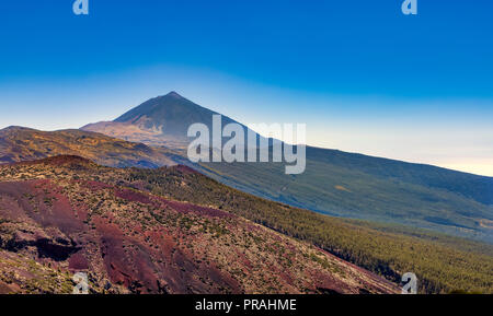 Teneriffa, SPANIEN - 20. August: (Anmerkung des Editors: ein Polarisationsfilter war für dieses Bild verwendet.) Der Gipfel des Teide vom Mirador La Tarta Lookout am 20. August zu sehen ist, 2018 in Teneriffa, Spanien. Der Teide ist der höchste (3.718 Meter hoch) Berg in Spanien. Stockfoto