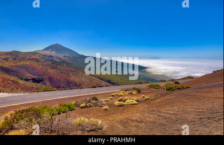 Teneriffa, SPANIEN - 20. August: (Anmerkung des Editors: Bild ist ein digital [High Dynamic Range, HDR] Composite.) Der Gipfel des Teide (l) und der Insel La Palma (r) vom Mirador La Tarta Lookout am 20. August zu sehen sind, in Teneriffa, Spanien 2018. Der Teide ist der höchste (3.718 Meter hoch) Berg in Spanien. Stockfoto