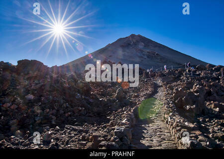 Teneriffa, SPANIEN - 20. August: (Anmerkung des Editors: Bild ist ein digital [High Dynamic Range, HDR] Composite.) Der Gipfel des Teide am 20. August zu sehen ist, 2018 in Teneriffa, Spanien. Der Teide ist der höchste (3.718 Meter hoch) Berg in Spanien. Stockfoto