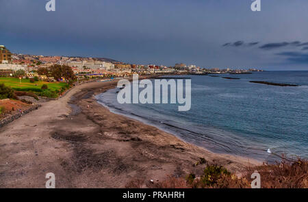 Teneriffa, SPANIEN - 22. August: Die Playa de Fañabé Costa Adeje Beach ist am 22. August zu sehen, 2018 in Teneriffa, Spanien. Costa Adeje ist einer der beliebtesten Urlaubsziele an der Südküste der Insel. Stockfoto