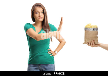 Schöne junge weibliche Gestik, die Weigerung, mit der Hand eine Tüte Chips auf weißem Hintergrund Stockfoto