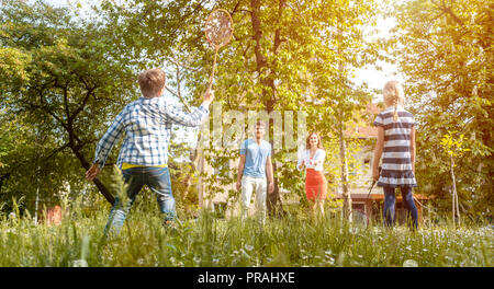 Familie spielen Badminton auf einer Wiese im Sommer Stockfoto