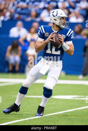 Indianapolis, Indiana, USA. 30 Sep, 2018. Indianapolis Colts quarterback Andreas Luck (12) den Ball während der NFL Football Spiel Action zwischen dem Houston Texans und die Indianapolis Colts im Lucas Oil Stadium in Indianapolis, Indiana. Johann Mersits/CSM/Alamy leben Nachrichten Stockfoto