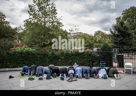 London, Großbritannien. 30. September 2018. Die Muslime nehmen 12.00 Uhr - Gebet am Sonntag in der Nähe des Eingangs zum Hyde Park während der Einnahme eine Pause von Debatten in der Speaker's Corner. Credit: Guy Corbishley/Alamy leben Nachrichten Stockfoto