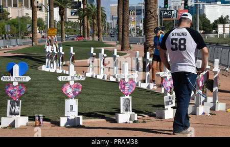 9-30-18. Las Vegas NV. Freunde, Familie und Besucher vorbei und verloren mit der Opfer als weiße Kreuze wurden in Erinnerung an die 58 in Las Vegas getötet Masse 1 Jahr Jahr Sonntag legen. 1. Oktober 2018 der Montag wird die 1 Jahr Tragödie Ereignis markieren als jedes der Kreuze die Namen und Foto des jedes Opfer hatte. 58 starb mit 800 wurden von den Dreharbeiten und mit ein Jahr ist vergangen, doch so viele Fragen bleiben verletzt. Las Vegas Polizei könnte nicht den Namen ein Motiv mit dem FBI versucht noch, um es herauszufinden. Foto von Gene Blevins/LA DailyNews/ZumaPress (Credit Bild: © Gen Blevins/ZUMA Draht) Stockfoto