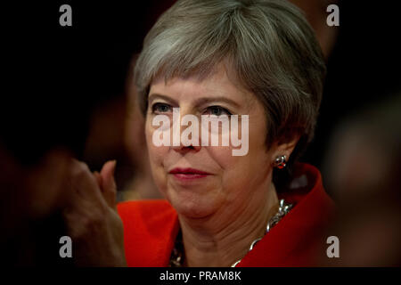 Birmingham, Großbritannien. 30. September 2018. Theresa May, Premierminister, Erster Lord des Schatzamtes und Minister für den öffentlichen Dienst und der konservative Abgeordnete für Maidenhead, nimmt an den Parteitag der Konservativen Partei in Birmingham. © Russell Hart/Alamy Leben Nachrichten. Stockfoto