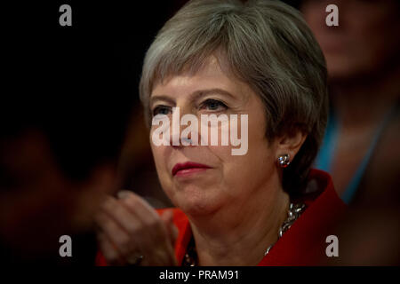 Birmingham, Großbritannien. 30. September 2018. Theresa May, Premierminister, Erster Lord des Schatzamtes und Minister für den öffentlichen Dienst und der konservative Abgeordnete für Maidenhead, nimmt an den Parteitag der Konservativen Partei in Birmingham. © Russell Hart/Alamy Leben Nachrichten. Stockfoto