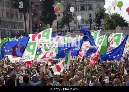 Rom, Italien. 30 Sep, 2018. Rom, Italien, 30. SEPTEMBER: Anhänger der Demokratischen Partei (PD), italienische Mitte-links-Partei, wave Flags bei einer Demonstration gegen die aktuelle Politik der Regierung am 30. September 2018 in Rom, Italien. Credit: Danilo Balducci/ZUMA Draht/Alamy leben Nachrichten Stockfoto