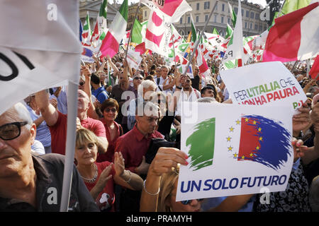Rom, Italien. 30 Sep, 2018. Rom, Italien, 30. SEPTEMBER: Anhänger der Demokratischen Partei (PD), italienische Mitte-links-Partei, wave Flags bei einer Demonstration gegen die aktuelle Politik der Regierung am 30. September 2018 in Rom, Italien. Credit: Danilo Balducci/ZUMA Draht/Alamy leben Nachrichten Stockfoto