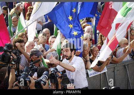 Rom, Italien. 30 Sep, 2018. Rom, Italien, 30. SEPTEMBER: Maurizio Martina, Generalsekretär der Demokratischen Partei (PD), italienische Mitte-links-Partei, spricht während einer Demonstration gegen die aktuelle Politik der Regierung am 30. September 2018 in Rom, Italien. Credit: Danilo Balducci/ZUMA Draht/Alamy leben Nachrichten Stockfoto