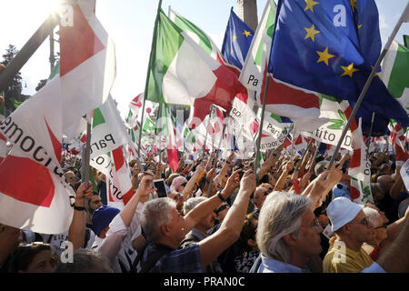 Rom, Italien. 30 Sep, 2018. Rom, Italien, 30. SEPTEMBER: Anhänger der Demokratischen Partei (PD), italienische Mitte-links-Partei, wave Flags bei einer Demonstration gegen die aktuelle Politik der Regierung am 30. September 2018 in Rom, Italien. Credit: Danilo Balducci/ZUMA Draht/Alamy leben Nachrichten Stockfoto