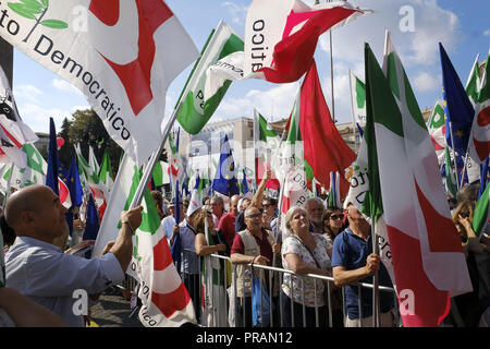 Rom, Italien. 30 Sep, 2018. Rom, Italien, 30. SEPTEMBER: Anhänger der Demokratischen Partei (PD), italienische Mitte-links-Partei, wave Flags bei einer Demonstration gegen die aktuelle Politik der Regierung am 30. September 2018 in Rom, Italien. Credit: Danilo Balducci/ZUMA Draht/Alamy leben Nachrichten Stockfoto