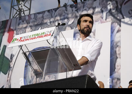 Rom, Italien. 30 Sep, 2018. Rom, Italien, 30. SEPTEMBER: Maurizio Martina, Generalsekretär der Demokratischen Partei (PD), italienische Mitte-links-Partei, spricht während einer Demonstration gegen die aktuelle Politik der Regierung am 30. September 2018 in Rom, Italien. Credit: Danilo Balducci/ZUMA Draht/Alamy leben Nachrichten Stockfoto