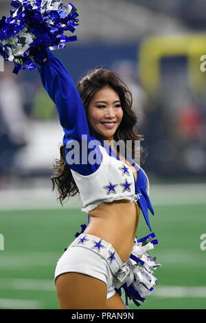 Arlington, Texas, USA. 30 Sep, 2018. Ein Dallas Cowboys Cheerleader, der während der ersten Hälfte der NFL Football Spiel zwischen den Detroit Lions und die Dallas Cowboys bei AT&T Stadium in Arlington, Texas. Shane Roper/Cal Sport Media/Alamy leben Nachrichten Stockfoto