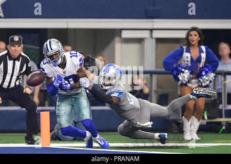 Arlington, Texas, USA. 30 Sep, 2018. Detroit Lions cornerback Darius Töten (23) Bricht ein Pass für die Dallas Cowboys wide receiver Tavon Austin (10) Während der ersten Hälfte der NFL Football Spiel zwischen den Detroit Lions und die Dallas Cowboys bei AT&T Stadium in Arlington, Texas. Shane Roper/Cal Sport Media/Alamy leben Nachrichten Stockfoto