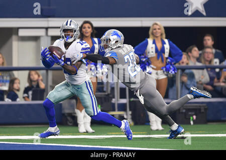 Arlington, Texas, USA. 30 Sep, 2018. Detroit Lions cornerback Darius Töten (23) Bricht ein Pass für die Dallas Cowboys wide receiver Tavon Austin (10) Während der ersten Hälfte der NFL Football Spiel zwischen den Detroit Lions und die Dallas Cowboys bei AT&T Stadium in Arlington, Texas. Shane Roper/Cal Sport Media/Alamy leben Nachrichten Stockfoto