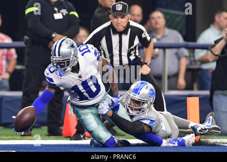 Arlington, Texas, USA. 30 Sep, 2018. Detroit Lions cornerback Darius Töten (23) Bricht ein Pass für die Dallas Cowboys wide receiver Tavon Austin (10) Während der ersten Hälfte der NFL Football Spiel zwischen den Detroit Lions und die Dallas Cowboys bei AT&T Stadium in Arlington, Texas. Shane Roper/Cal Sport Media/Alamy leben Nachrichten Stockfoto