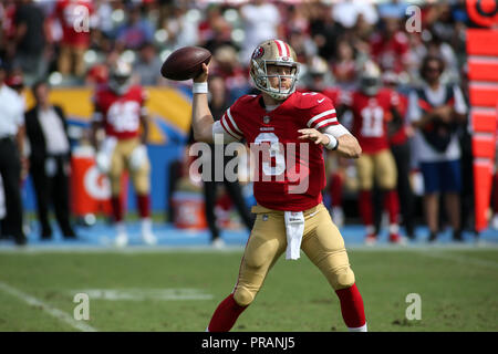 Carson, CA. 30 Sep, 2018. San Francisco 49ers quarterback C.J. Beathard (3) Während der NFL San Francisco 49ers vs Los Angeles Ladegeräte am Stubhub Center in Carson, Ca am 30. September 2018 (Foto von Jevone Moore Quelle: CSM/Alamy leben Nachrichten Stockfoto