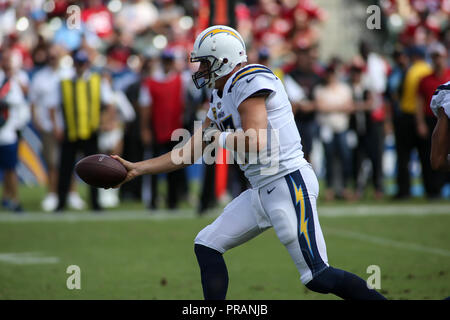 Carson, CA. 30 Sep, 2018. Los Angeles Ladegeräte Quarterback Philip Flüsse (17) Während der NFL San Francisco 49ers vs Los Angeles Ladegeräte am Stubhub Center in Carson, am 30. September Ca, 2018 (Foto von Jevone Moore Quelle: CSM/Alamy leben Nachrichten Stockfoto