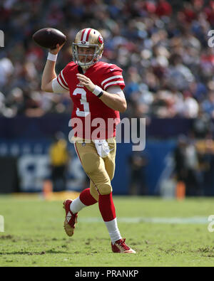 Carson, CA. 30 Sep, 2018. San Francisco 49ers quarterback C.J. Beathard (3) Während der NFL San Francisco 49ers vs Los Angeles Ladegeräte am Stubhub Center in Carson, Ca am 30. September 2018 (Foto von Jevone Moore Quelle: CSM/Alamy leben Nachrichten Stockfoto
