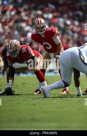 Carson, CA. 30 Sep, 2018. San Francisco 49ers quarterback C.J. Beathard (3) Während der NFL San Francisco 49ers vs Los Angeles Ladegeräte am Stubhub Center in Carson, Ca am 30. September 2018 (Foto von Jevone Moore Quelle: CSM/Alamy leben Nachrichten Stockfoto