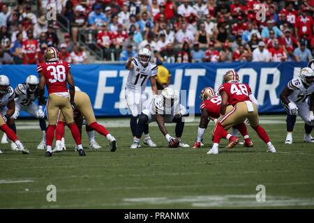 Carson, CA. 30 Sep, 2018. Los Angeles Ladegeräte Quarterback Philip Flüsse (17) Während der NFL San Francisco 49ers vs Los Angeles Ladegeräte am Stubhub Center in Carson, am 30. September Ca, 2018 (Foto von Jevone Moore Quelle: CSM/Alamy leben Nachrichten Stockfoto