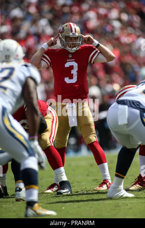 Carson, CA. 30 Sep, 2018. San Francisco 49ers quarterback C.J. Beathard (3) Während der NFL San Francisco 49ers vs Los Angeles Ladegeräte am Stubhub Center in Carson, Ca am 30. September 2018 (Foto von Jevone Moore Quelle: CSM/Alamy leben Nachrichten Stockfoto