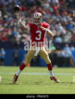 Carson, CA. 30 Sep, 2018. San Francisco 49ers quarterback C.J. Beathard (3) Während der NFL San Francisco 49ers vs Los Angeles Ladegeräte am Stubhub Center in Carson, Ca am 30. September 2018 (Foto von Jevone Moore Quelle: CSM/Alamy leben Nachrichten Stockfoto