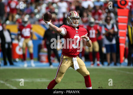 Carson, CA. 30 Sep, 2018. San Francisco 49ers quarterback C.J. Beathard (3) Während der NFL San Francisco 49ers vs Los Angeles Ladegeräte am Stubhub Center in Carson, Ca am 30. September 2018 (Foto von Jevone Moore Quelle: CSM/Alamy leben Nachrichten Stockfoto
