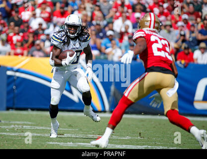 Carson, Kalifornien, USA. 30. September 2018. September 30, 2018 Los Angeles Ladegeräte zurück laufen Melvin Gordon (28) Trägt die Kugel während der Fußball-Spiel zwischen den San Francisco 49ers und die Los Angeles Ladegeräte am StubHub Center in Carson, Kalifornien. Charles Baus/CSM Credit: Cal Sport Media/Alamy leben Nachrichten Stockfoto