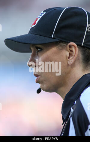 Carson, CA. 30 Sep, 2018. Die Richter Sarah Thomas (53) Während der NFL San Francisco 49ers vs Los Angeles Ladegeräte am Stubhub Center in Carson, Ca am 30. September 2018 (Foto von Jevone Moore Quelle: CSM/Alamy leben Nachrichten Stockfoto