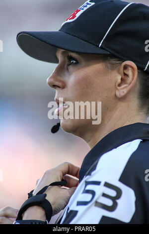 Carson, CA. 30 Sep, 2018. Die Richter Sarah Thomas (53) Während der NFL San Francisco 49ers vs Los Angeles Ladegeräte am Stubhub Center in Carson, Ca am 30. September 2018 (Foto von Jevone Moore Quelle: CSM/Alamy leben Nachrichten Stockfoto