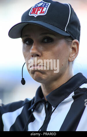 Carson, CA. 30 Sep, 2018. Die Richter Sarah Thomas (53) Während der NFL San Francisco 49ers vs Los Angeles Ladegeräte am Stubhub Center in Carson, Ca am 30. September 2018 (Foto von Jevone Moore Quelle: CSM/Alamy leben Nachrichten Stockfoto