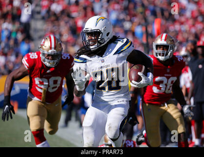 Carson, Kalifornien, USA. 30. September 2018. September 30, 2018 Los Angeles Ladegeräte zurück laufen Melvin Gordon (28) Trägt die Kugel während der Fußball-Spiel zwischen den San Francisco 49ers und die Los Angeles Ladegeräte am StubHub Center in Carson, Kalifornien. Charles Baus/CSM Credit: Cal Sport Media/Alamy leben Nachrichten Stockfoto