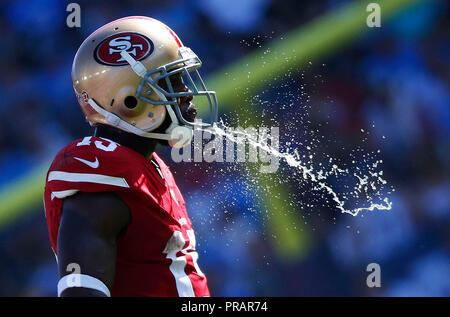 Carson, Kalifornien, USA. 30. September 2018. September 30, 2018 San Francisco 49ers wide receiver Pierre Garcon (15) spuckt Wasser während der Fußball-Spiel zwischen den San Francisco 49ers und die Los Angeles Ladegeräte am StubHub Center in Carson, Kalifornien. Charles Baus/CSM Credit: Cal Sport Media/Alamy leben Nachrichten Stockfoto