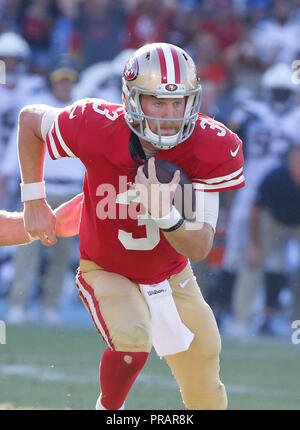 Carson, Kalifornien, USA. 30. September 2018. September 30, 2018 San Francisco 49ers quarterback C.J. Beathard (3) kriecht mit der Kugel während der Fußball-Spiel zwischen den San Francisco 49ers und die Los Angeles Ladegeräte am StubHub Center in Carson, Kalifornien. Charles Baus/CSM Credit: Cal Sport Media/Alamy leben Nachrichten Stockfoto