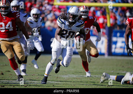 Carson, Kalifornien, USA. 30. September 2018. September 30, 2018 Los Angeles Ladegeräte zurück laufen Melvin Gordon (28) Trägt die Kugel während der Fußball-Spiel zwischen den San Francisco 49ers und die Los Angeles Ladegeräte am StubHub Center in Carson, Kalifornien. Charles Baus/CSM Credit: Cal Sport Media/Alamy leben Nachrichten Stockfoto