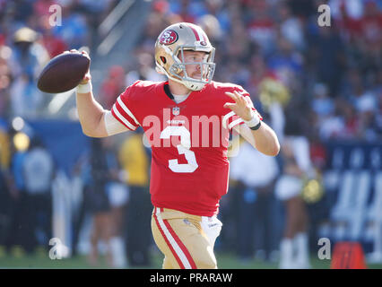 Carson, Kalifornien, USA. 30. September 2018. September 30, 2018 San Francisco 49ers quarterback C.J. Beathard (3) wirft den Ball während der Fußball-Spiel zwischen den San Francisco 49ers und die Los Angeles Ladegeräte am StubHub Center in Carson, Kalifornien. Charles Baus/CSM Credit: Cal Sport Media/Alamy leben Nachrichten Stockfoto