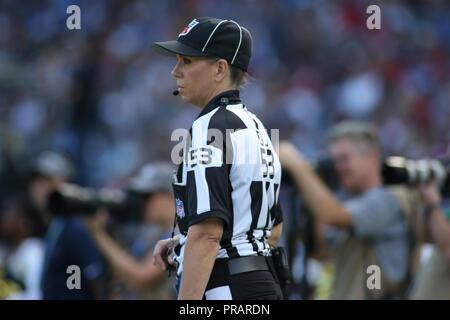 Carson, CA. 30 Sep, 2018. Die Richter Sarah Thomas (53) Während der NFL San Francisco 49ers vs Los Angeles Ladegeräte am Stubhub Center in Carson, Ca am 30. September 2018 (Foto von Jevone Moore Quelle: CSM/Alamy leben Nachrichten Stockfoto