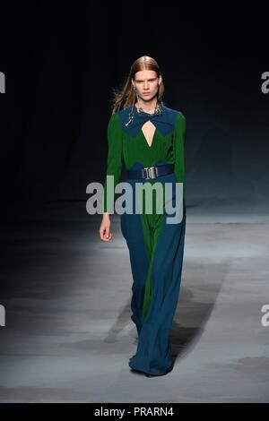 Paris. 30 Sep, 2018. Ein model präsentiert eine Kreation von Givenchy während der 2019 Kollektion Frühjahr/Sommer Damen in Paris, Frankreich an Sept. 30, 2018. Credit: Piero Biasion/Xinhua/Alamy leben Nachrichten Stockfoto