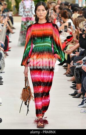 Paris. 30 Sep, 2018. Ein model präsentiert eine Kreation von Valentino während der 2019 Kollektion Frühjahr/Sommer Damen in Paris, Frankreich an Sept. 30, 2018. Credit: Piero Biasion/Xinhua/Alamy leben Nachrichten Stockfoto