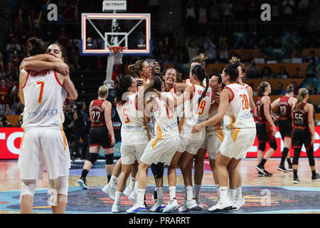 Teneriffa, Spanien. 30 Sep, 2018. Spieler aus Spanien feiern nach dem Gewinn der 3. Platz über Belgien an der FIBA Frauen 2018 Basketball WM in Santiago Martin in San Cristobal de La Laguna in Teneriffa, Spanien, Sept. 30, 2018. Spanien gewann 67-60. Credit: Zheng Huansong/Xinhua/Alamy leben Nachrichten Stockfoto