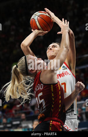Teneriffa, Spanien. 30 Sep, 2018. Alba Torrens (R) von Spanien schießt den Ball im Spiel um Platz 3 zwischen Spanien und Belgien an der FIBA Frauen 2018 Basketball WM in Santiago Martin in San Cristobal de La Laguna in Teneriffa, Spanien, Sept. 30, 2018. Spanien gewann 67-60. Credit: Zheng Huansong/Xinhua/Alamy leben Nachrichten Stockfoto