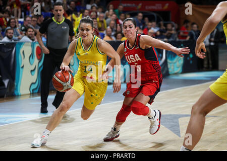 Teneriffa, Spanien. 30 Sep, 2018. Tess Lavey (vorne L) von Australien konkurriert in den letzten Match zwischen den Vereinigten Staaten und Australien auf der FIBA Frauen 2018 Basketball WM in Santiago Martin in San Cristobal de La Laguna in Teneriffa, Spanien, Sept. 30, 2018. Australien verloren 56-73. Credit: Zheng Huansong/Xinhua/Alamy leben Nachrichten Stockfoto