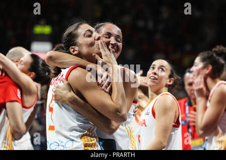 Teneriffa, Spanien. 30 Sep, 2018. Spieler aus Spanien feiern nach dem Gewinn der 3. platz Übereinstimmung zwischen Spanien und Belgien an der FIBA Frauen 2018 Basketball WM in Santiago Martin in San Cristobal de La Laguna in Teneriffa, Spanien, Sept. 30, 2018. Spanien gewann 67-60. Credit: Zheng Huansong/Xinhua/Alamy leben Nachrichten Stockfoto