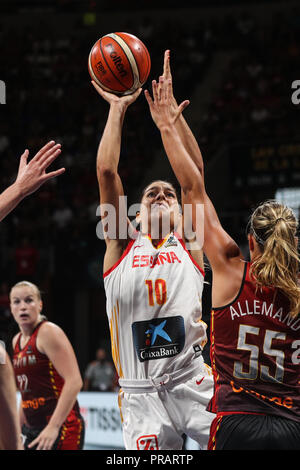 Teneriffa, Spanien. 30 Sep, 2018. Marta Xargay (C) der Spanien schießt den Ball im Spiel um Platz 3 zwischen Spanien und Belgien an der FIBA Frauen 2018 Basketball WM in Santiago Martin in San Cristobal de La Laguna in Teneriffa, Spanien, Sept. 30, 2018. Spanien gewann 67-60. Credit: Zheng Huansong/Xinhua/Alamy leben Nachrichten Stockfoto