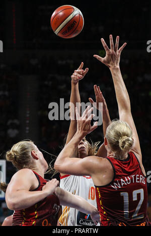 Teneriffa, Spanien. 30 Sep, 2018. Marta Xargay (C) der Spanien schießt den Ball im Spiel um Platz 3 zwischen Spanien und Belgien an der FIBA Frauen 2018 Basketball WM in Santiago Martin in San Cristobal de La Laguna in Teneriffa, Spanien, Sept. 30, 2018. Spanien gewann 67-60. Credit: Zheng Huansong/Xinhua/Alamy leben Nachrichten Stockfoto